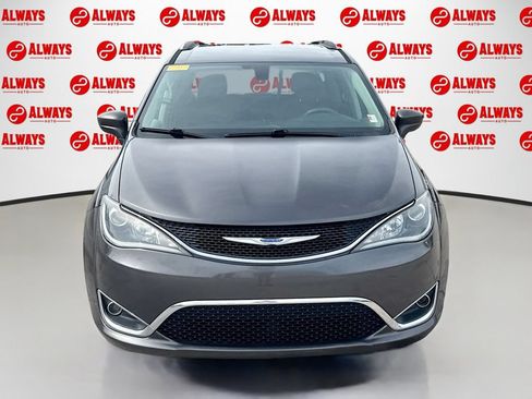 Used 2019 Chrysler Pacifica Touring-L FWD image 2