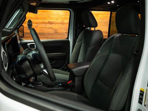 Used 2025 Jeep Wrangler Unlimited Sahara image 9