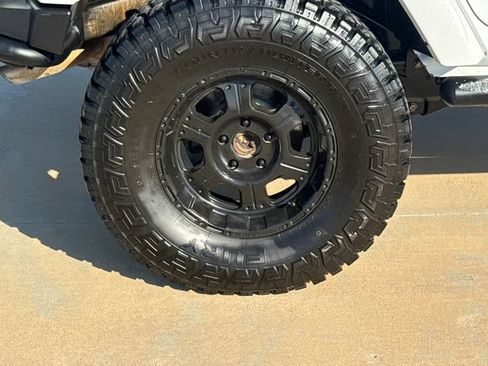 Used 2012 Jeep Wrangler Unlimited Rubicon w/ Dual Top Group AWD/4WD image 10