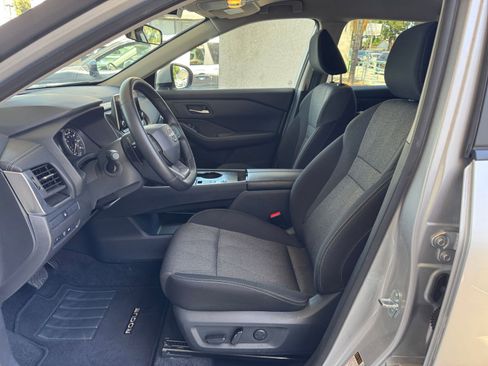 Used 2025 Nissan Rogue SV FWD image 29