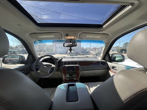 Used 2014 Chevrolet Suburban LT image 16