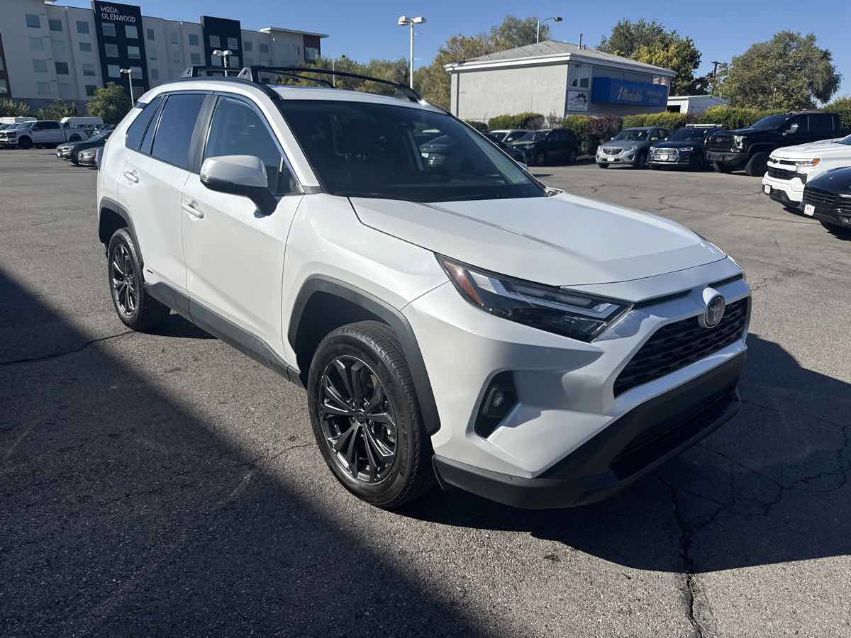 Used 2023 Toyota RAV4 XLE Premium AWD/4WD image 4
