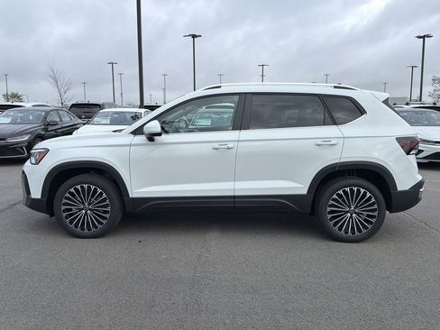 New 2026 Volkswagen Taos SE FWD image 2