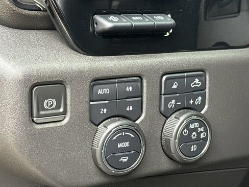 Used 2022 Chevrolet Silverado 1500 ZR2 w/ Technology Package AWD/4WD image 24