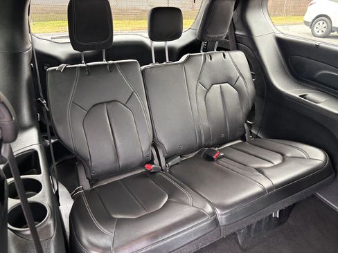 Used 2019 Chrysler Pacifica Touring-L Plus w/ S Appearance Package image 10