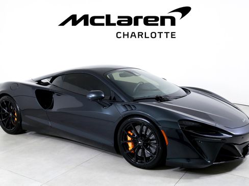 Used 2023 McLaren Artura image 2