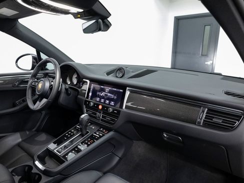 Certified 2026 Porsche Macan AWD/4WD image 34