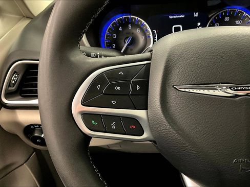 Used 2024 Chrysler Pacifica Touring-L FWD image 25