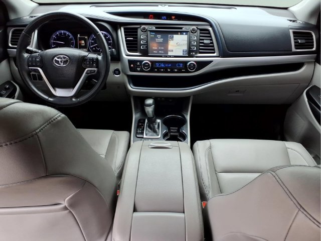 Used 2018 Toyota Highlander XLE AWD/4WD image 21