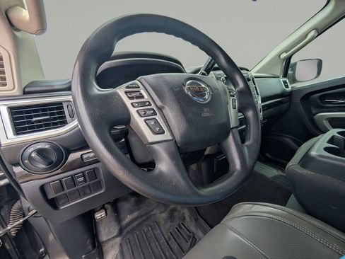 Used 2019 Nissan Titan SV RWD image 16