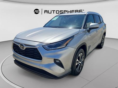 Used 2023 Toyota Highlander XLE FWD image 3