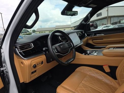 Used 2025 Jeep Grand Wagoneer L Series III w/ Rear Seat Video Group 1 AWD/4WD image 15