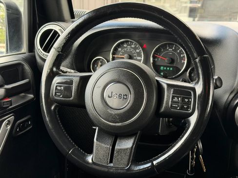 Used 2018 Jeep Wrangler Unlimited Sahara AWD/4WD image 32