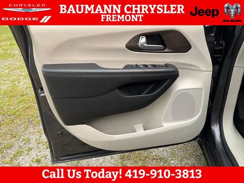 Used 2018 Chrysler Pacifica Touring-L Plus w/ Tire & Wheel Group FWD image 10