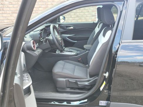 Used 2025 Chevrolet Trax RS w/ Driver Confidence Package FWD image 17