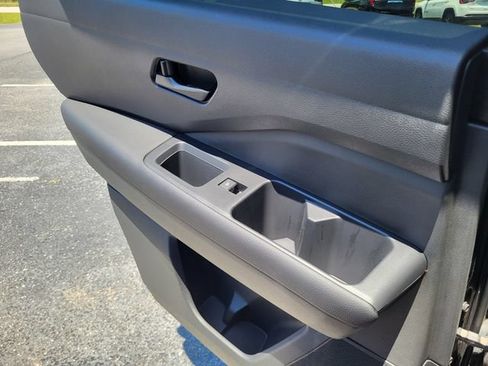 Used 2025 Nissan Pathfinder SV FWD image 18