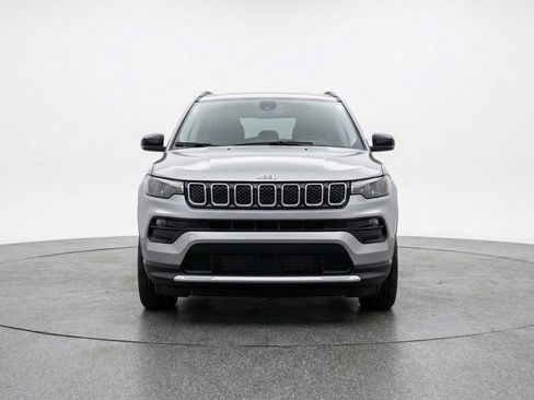 Used 2025 Jeep Compass Latitude image 2