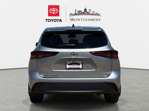 Used 2024 Toyota Highlander LE AWD/4WD image 4