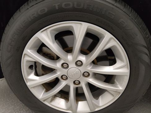 Used 2019 Jeep Cherokee Latitude w/ Popular Appearance Group image 31