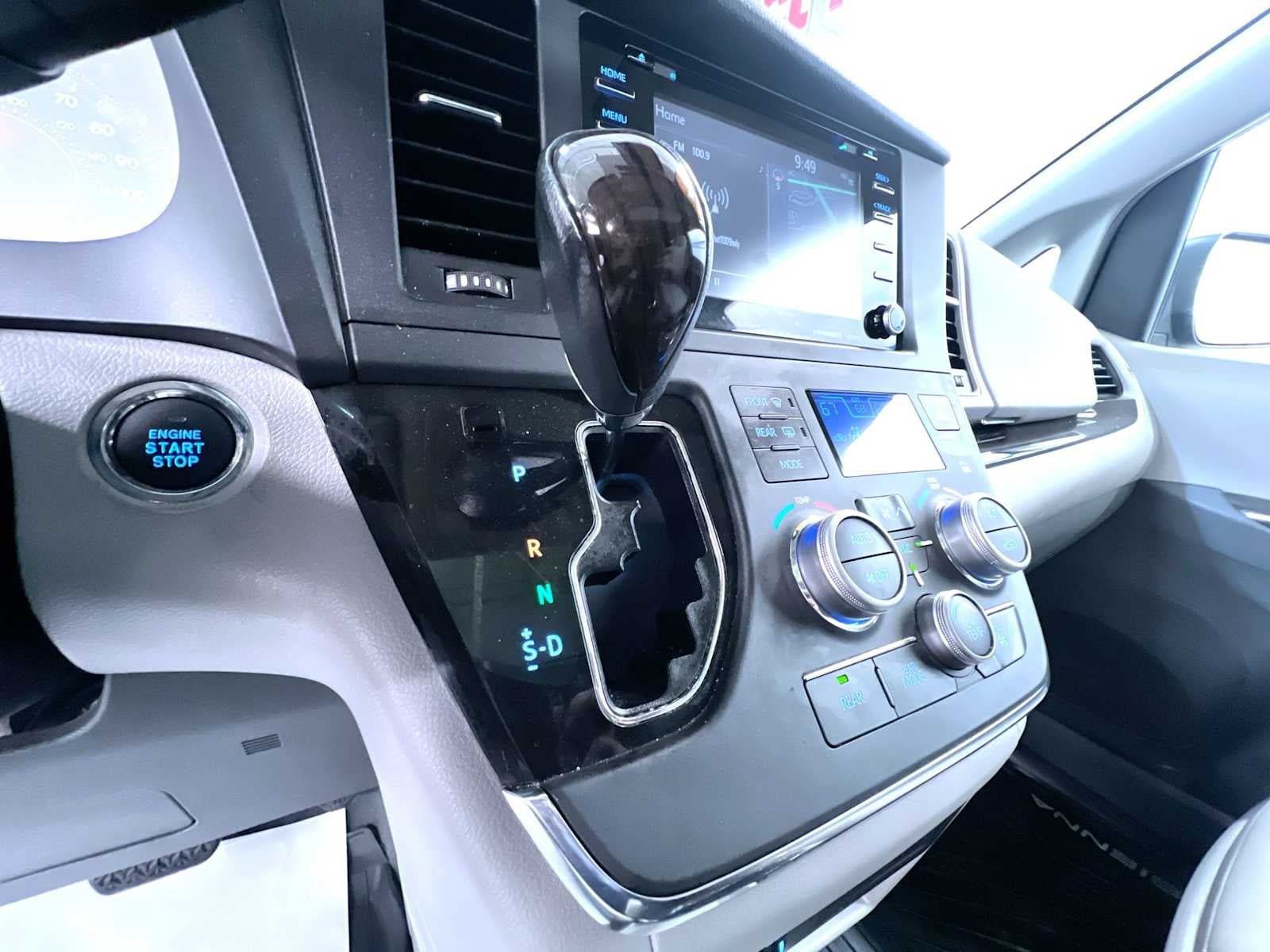 Used 2019 Toyota Sienna XLE w/ XLE Navigation Package FWD image 31