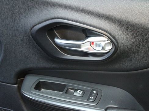 Used 2016 Jeep Cherokee Trailhawk w/ Comfort & Convenience Group image 9