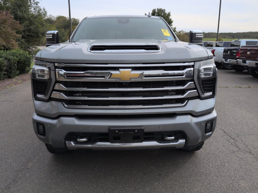 Used 2024 Chevrolet Silverado 2500 High Country w/ High Country Premium Package AWD/4WD image 2