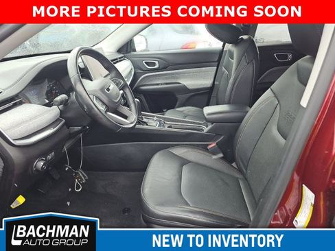 Used 2022 Jeep Compass Latitude image 3