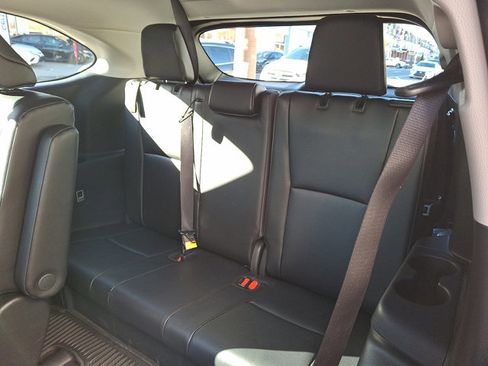 Used 2025 Toyota Highlander XLE image 9