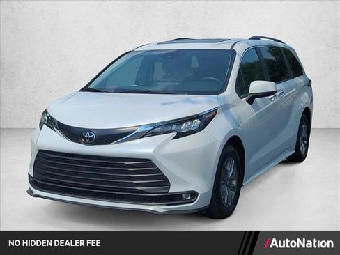 Used 2026 Toyota Sienna XLE FWD image 1