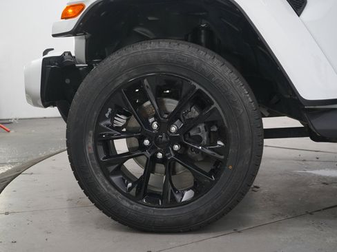 Used 2022 Jeep Wrangler Unlimited Sahara AWD/4WD image 28
