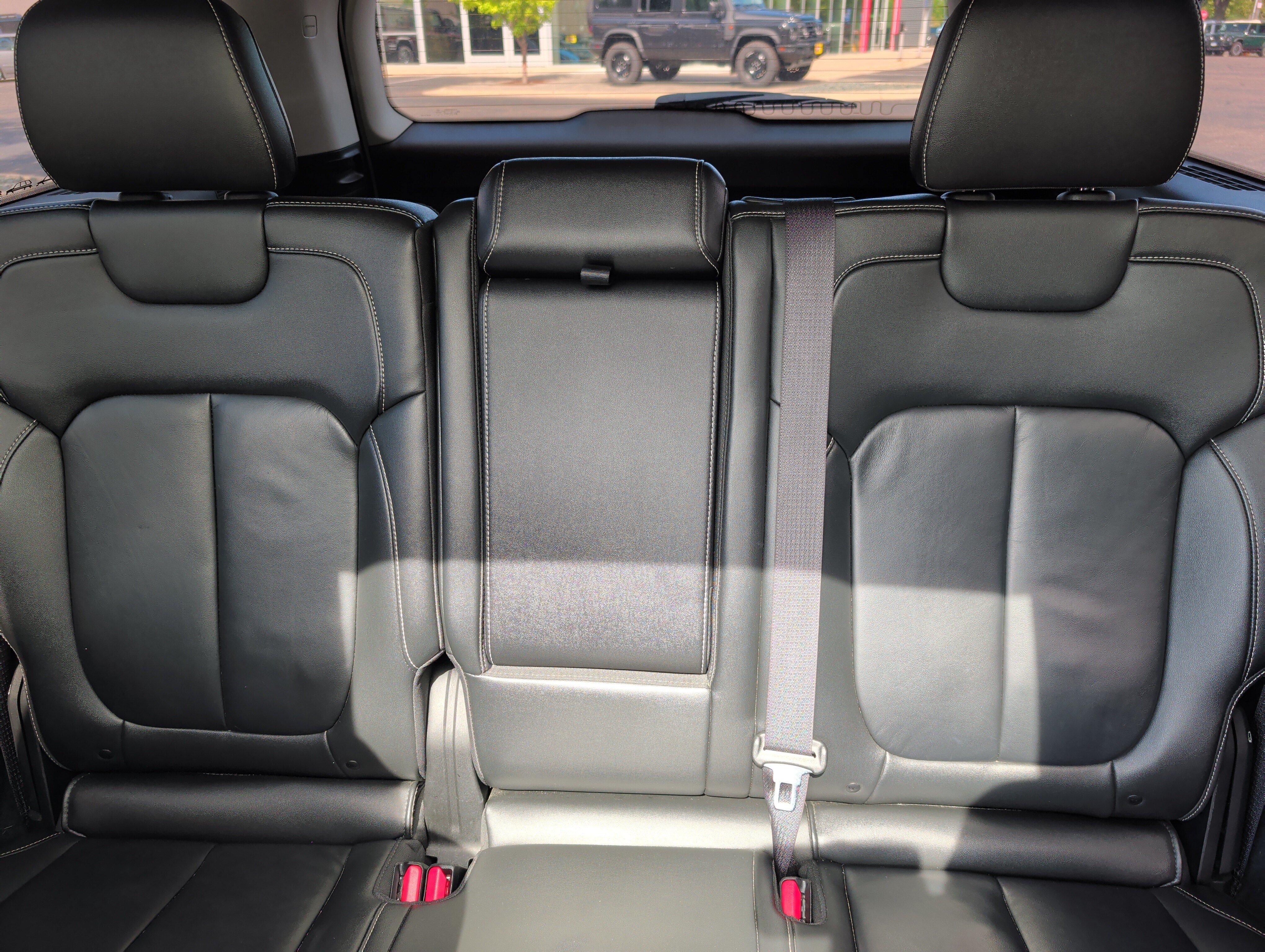 Used 2023 Jeep Grand Cherokee Limited w/ Black Appearance Package AWD/4WD image 13