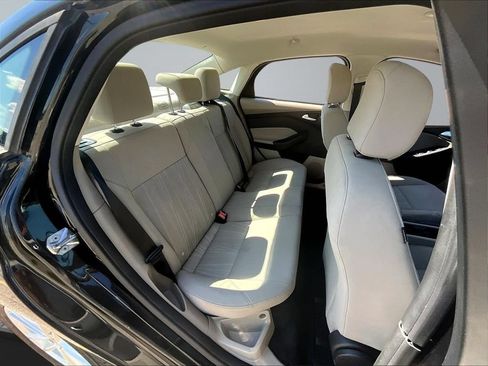 Used 2015 Ford Focus SE FWD image 25