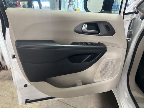 Used 2024 Chrysler Pacifica Touring-L image 9