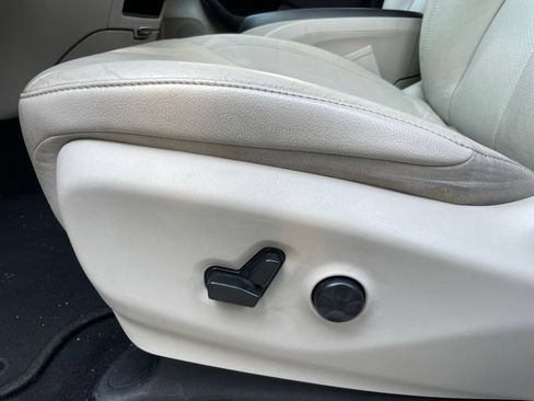 Used 2021 Chrysler Pacifica Touring-L FWD image 11