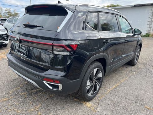 New 2025 Volkswagen Taos SE image 6