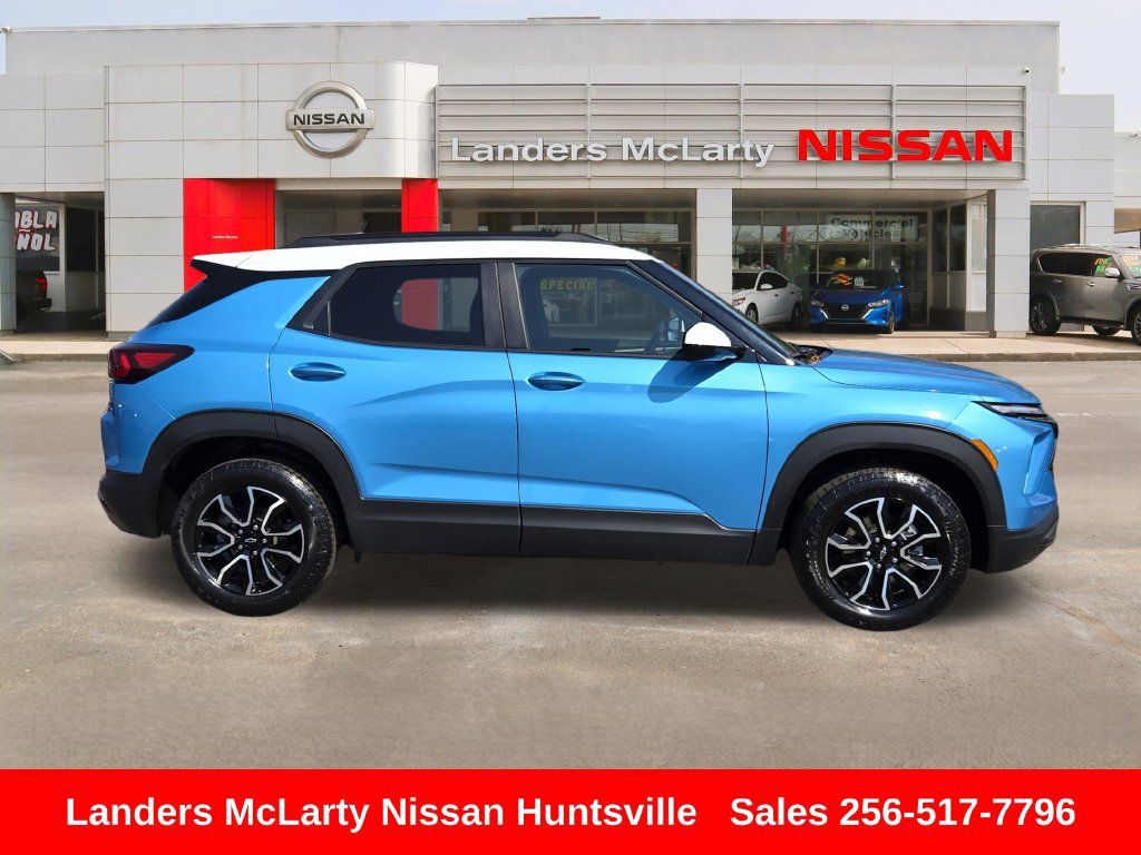 Used 2025 Chevrolet TrailBlazer ACTIV w/ Driver Confidence Package AWD/4WD image 2