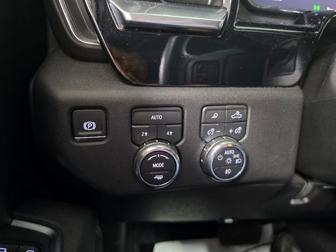 Used 2026 GMC Sierra 1500 SLT AWD/4WD image 16