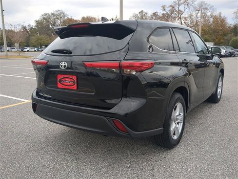 Certified 2021 Toyota Highlander L image 4