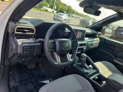 Certified 2025 Toyota Tacoma SR5 AWD/4WD image 20