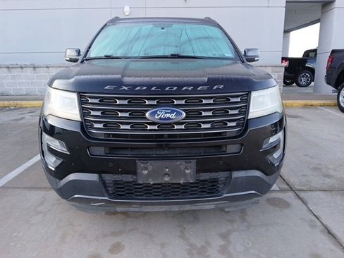 Used 2017 Ford Explorer XLT w/ Equipment Group 202A image 3