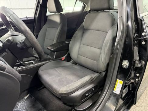 Used 2018 Chevrolet Cruze LT w/ Convenience Package FWD image 18