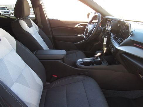 Used 2025 Chevrolet Trax RS w/ Sunroof Package image 9