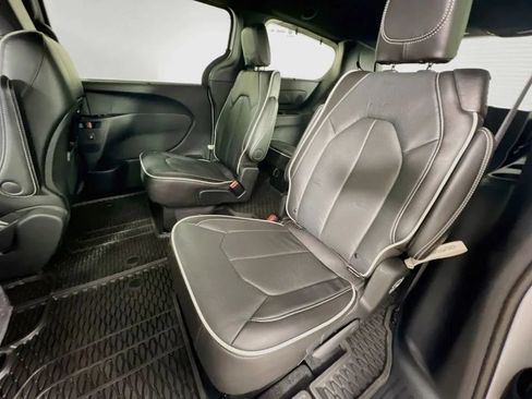 Used 2025 Chrysler Pacifica Limited AWD/4WD image 26