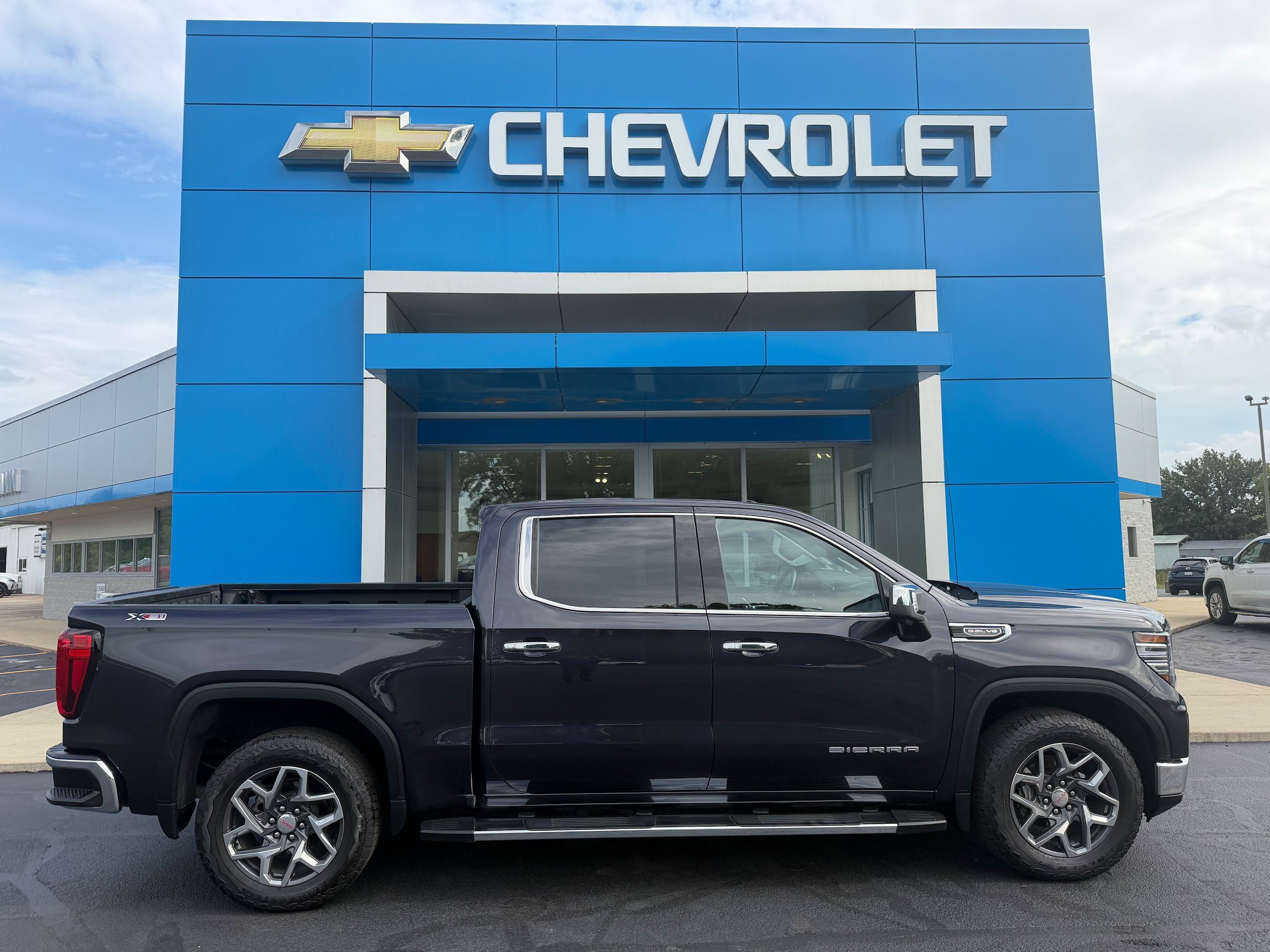Used 2022 GMC Sierra 1500 SLT w/ SLT Premium Plus Package AWD/4WD image 1