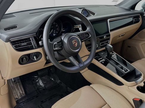 Certified 2024 Porsche Macan image 4