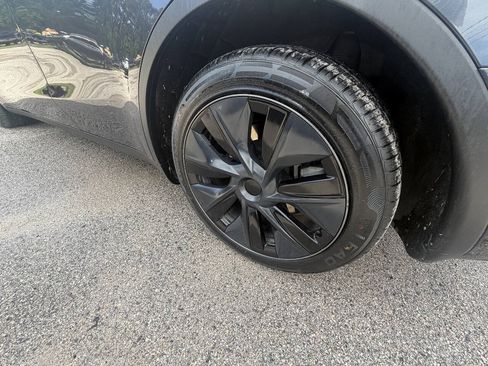 Used 2024 Tesla Model Y Long Range RWD image 31