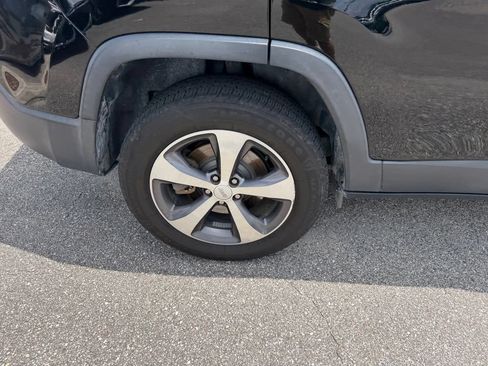 Used 2019 Jeep Cherokee Limited AWD/4WD image 5