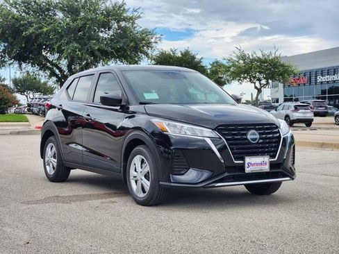 New 2025 Nissan Kicks Play S image 2