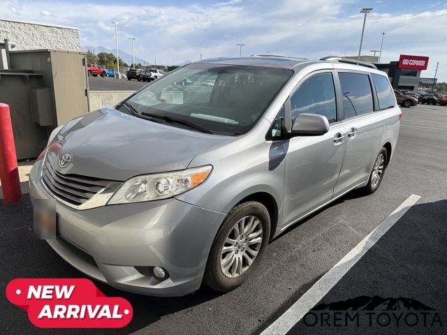 Used 2017 Toyota Sienna XLE Premium FWD image 2