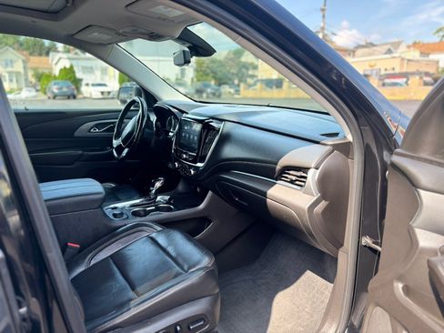 Used 2021 Chevrolet Traverse LT w/ LT Premium Package AWD/4WD image 29